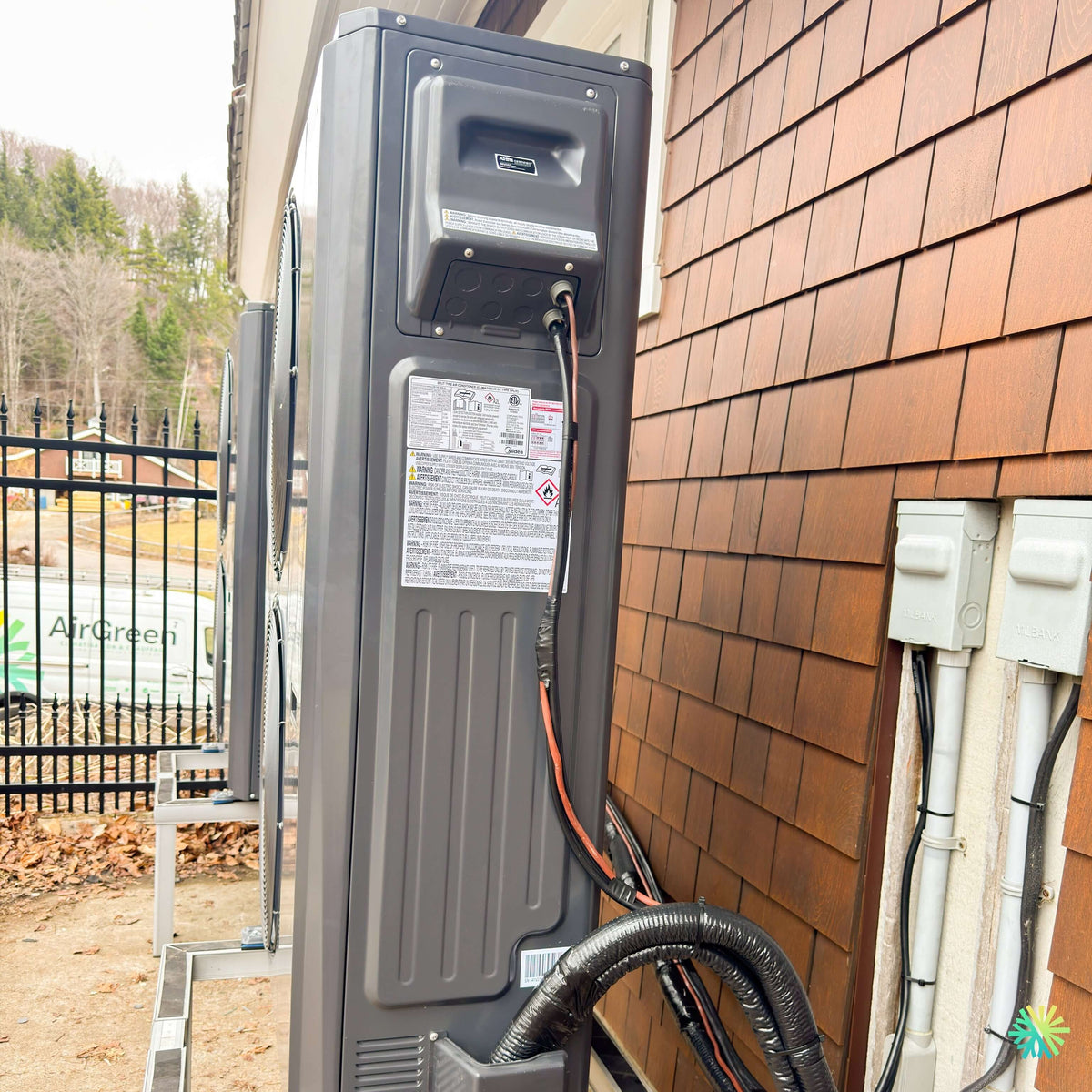 Installation d’une thermopompe centrale MIDEA EVOX G3 à Pointe-Claire, dans l’Ouest-de-l’Île de Montréal