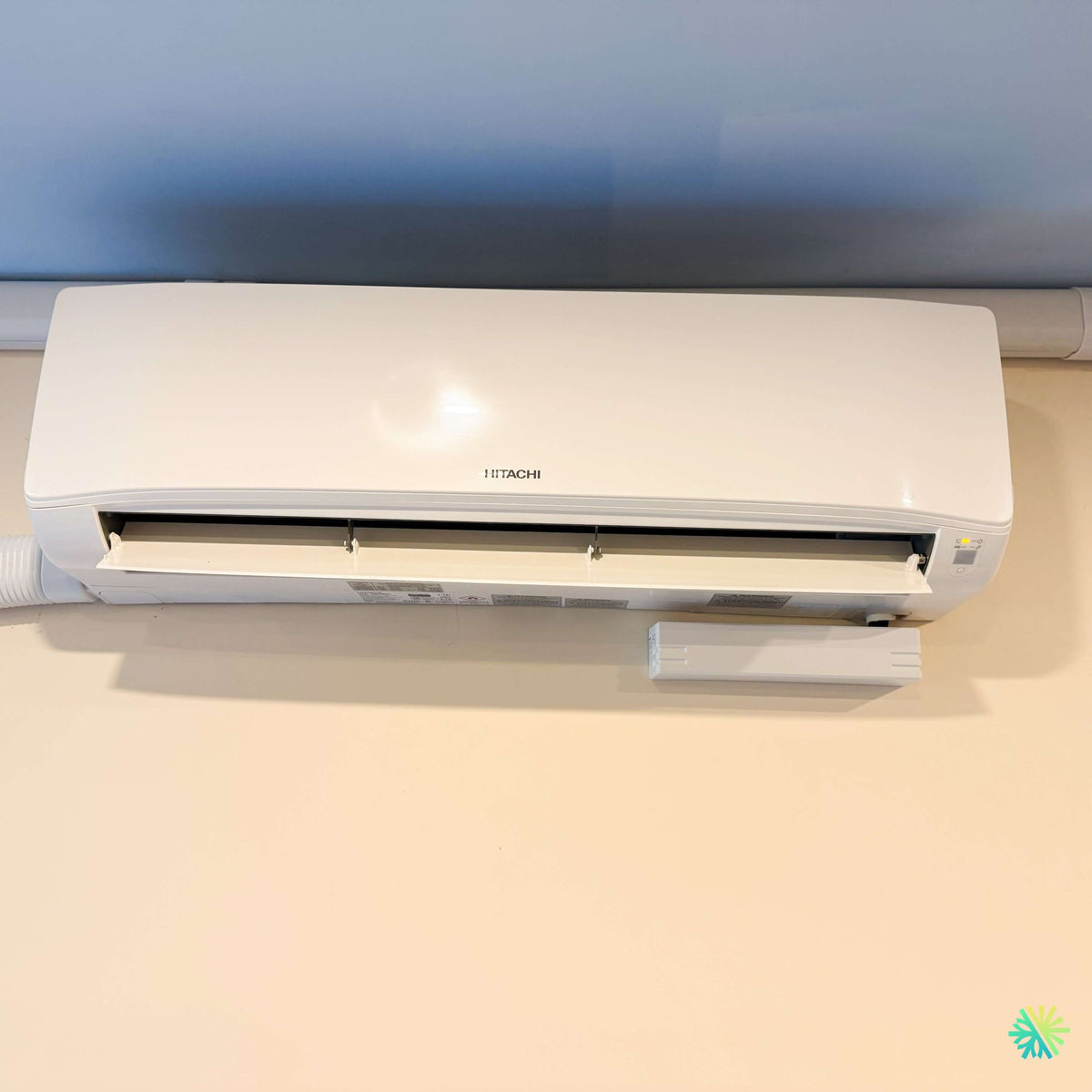 Installation d’une thermopompe murale Hitachi airHome 400 à Baie-D'Urfé, Montréal-Ouest