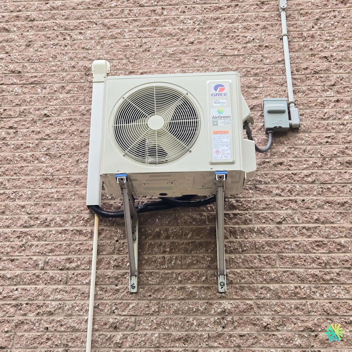 GREE AIRY R32 Mini Split wall-mounted heat pump installation in Saint-Lambert: a compact, clean, and durable HVAC installation on a brick wall