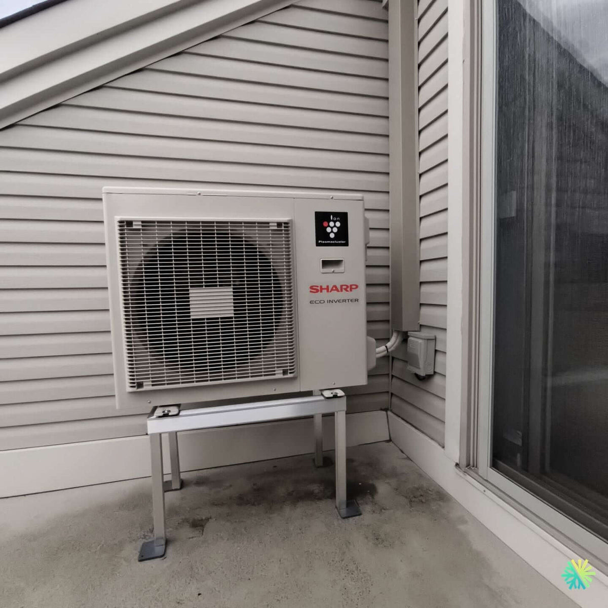 Installation of a Sharp Eco Series Inverter wall-mounted heat pump in Chomedey (Laval)