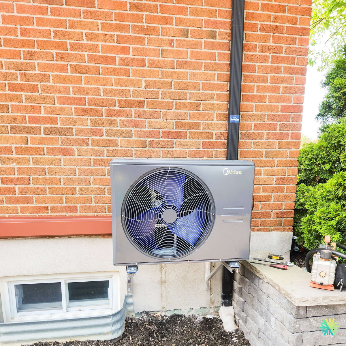 Installation d’une thermopompe centrale MIDEA EVOX G3 à Kirkland, dans l’Ouest-de-l’Île de Montréal