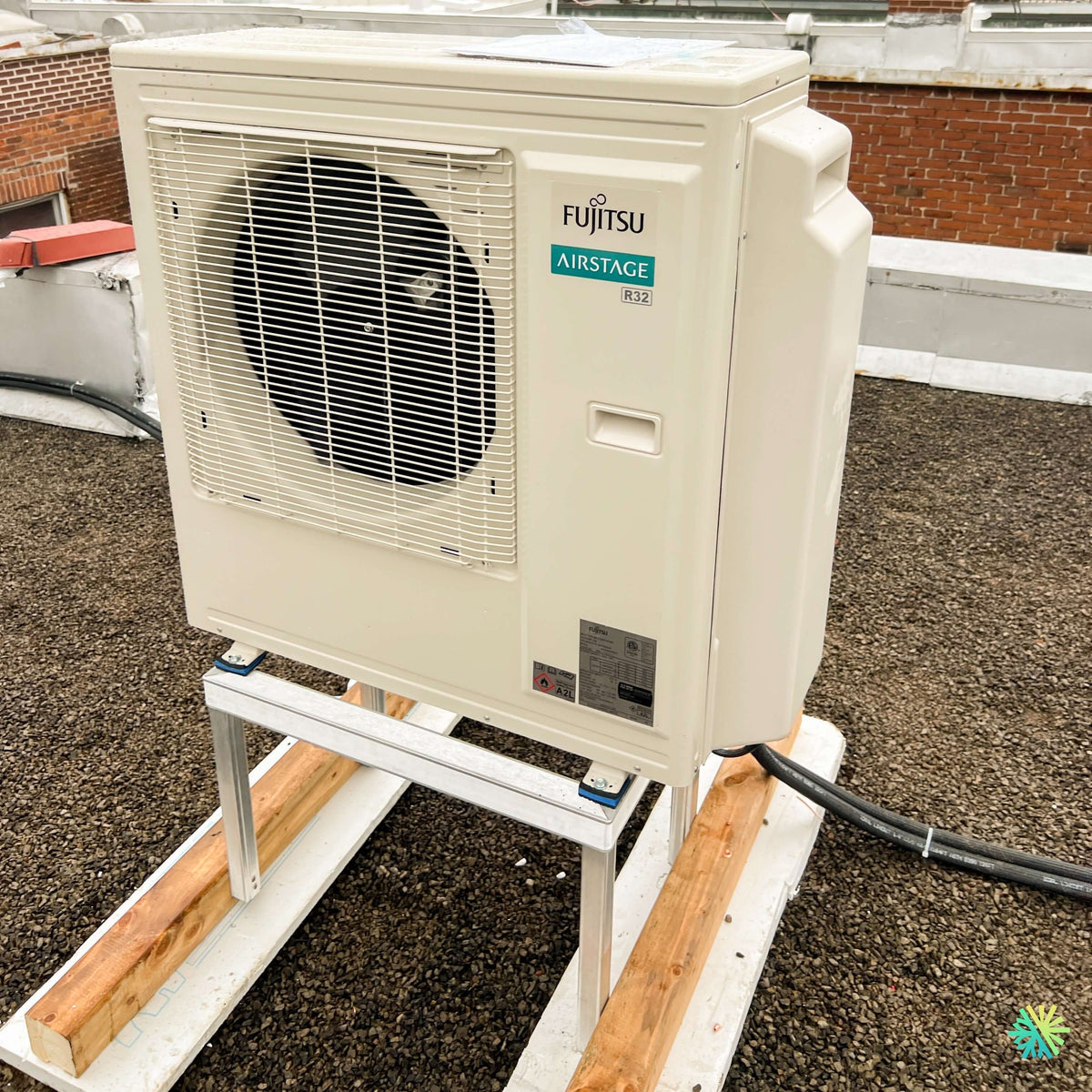 Installation d’une thermopompe double zone Fujitsu AIRSTAGE Aquila XLTH sur toit plat à Rosemère