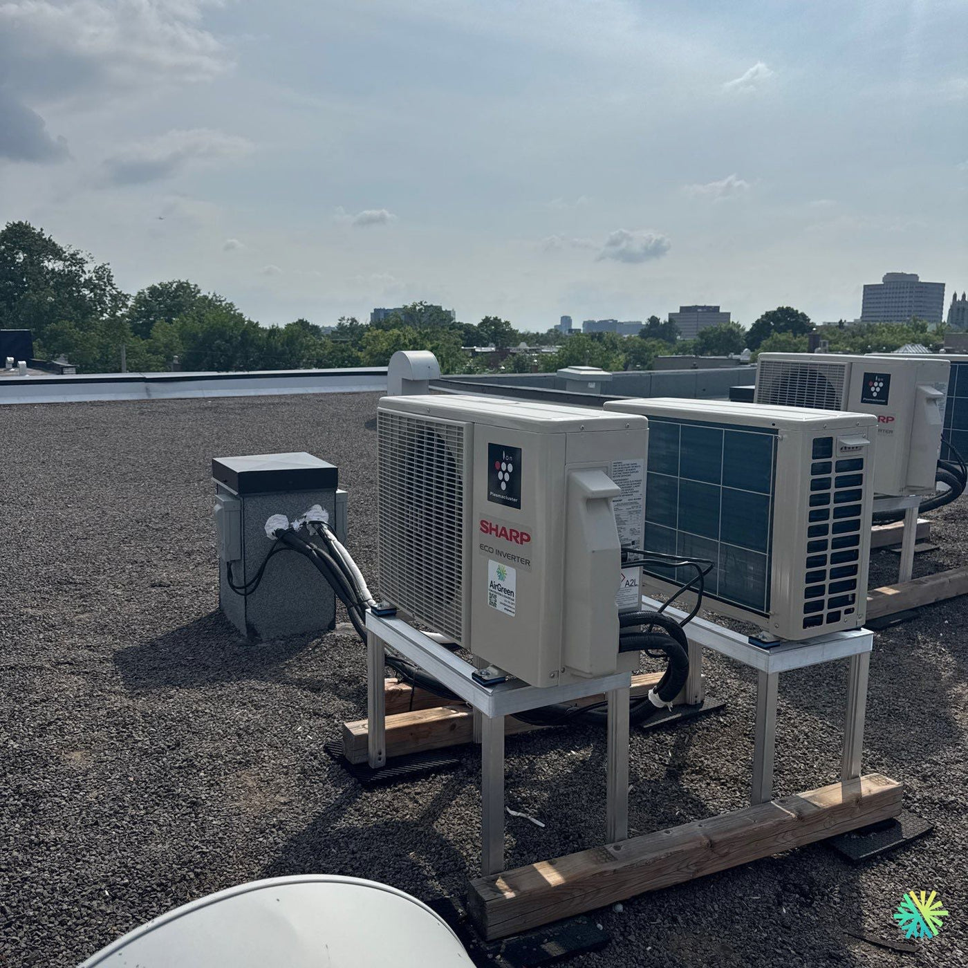 Installation d’une thermopompe murale Sharp ZU1 sur toit plat à Côte-des-Neiges