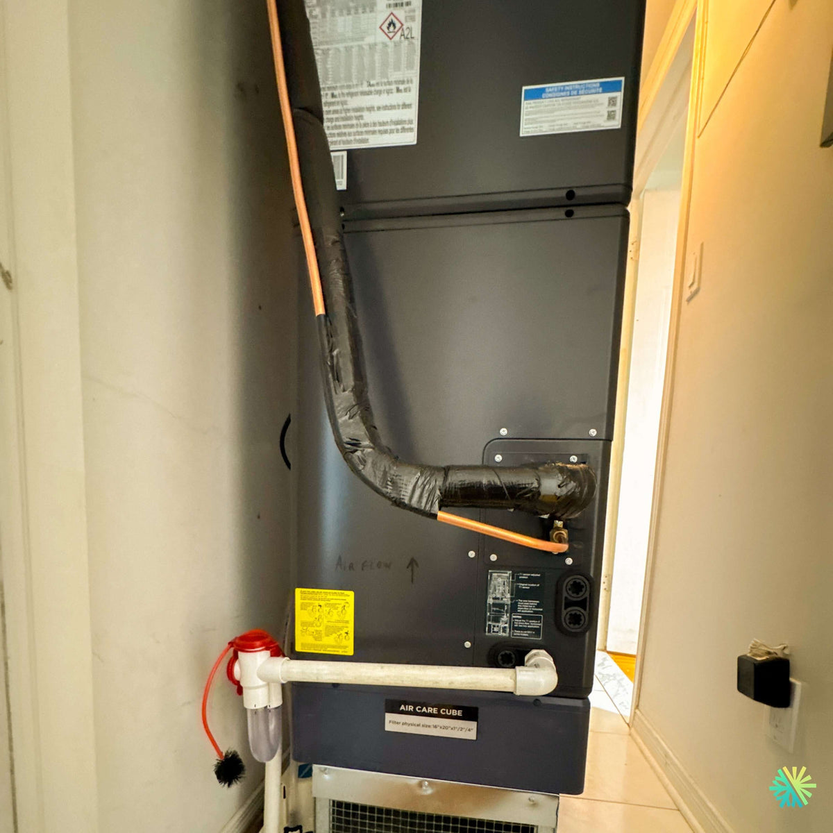 Installation d’une fournaise électrique MIDEA EVOX G3 à Laval, Québec : configuration verticale avec filtration Air Care Cube
