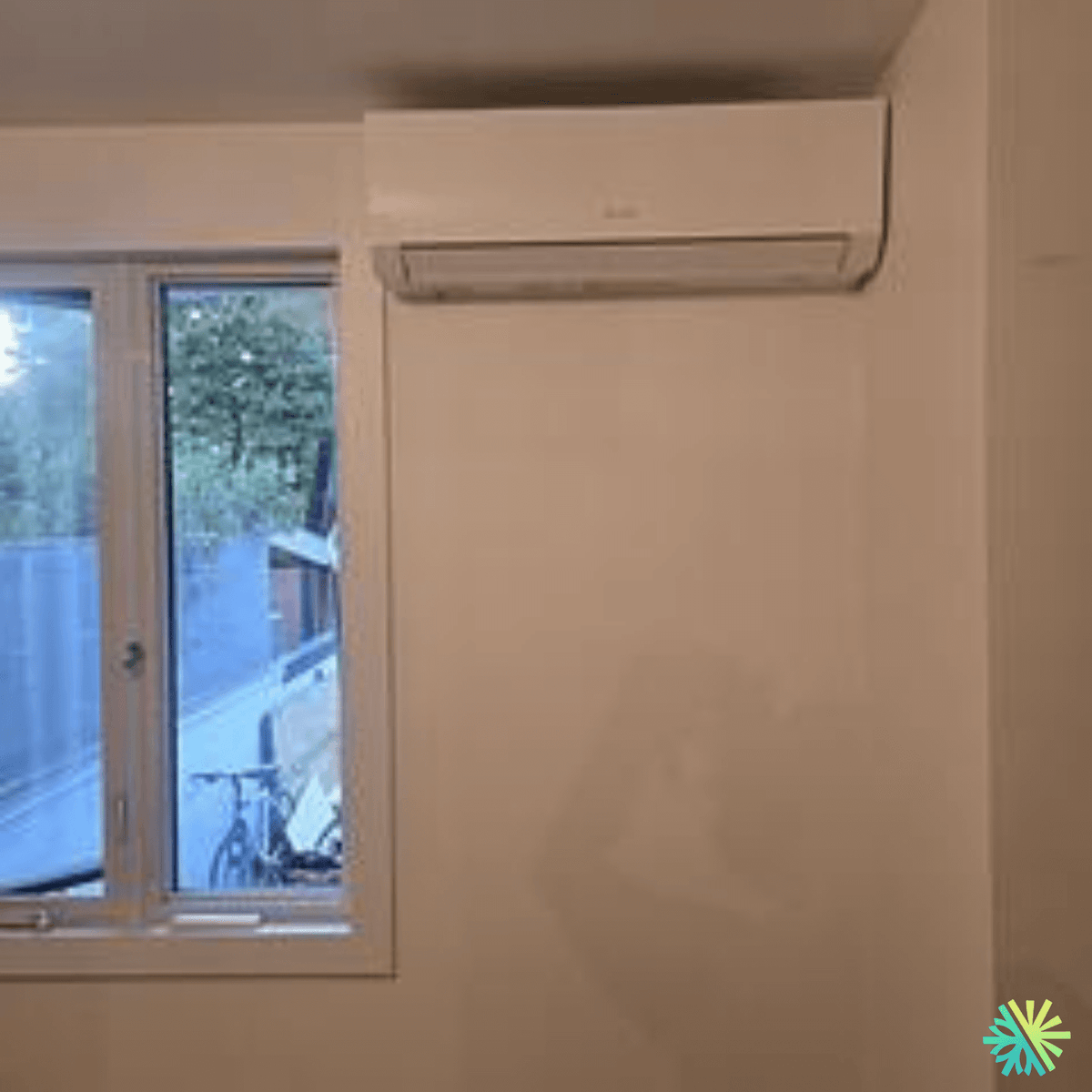 Installation of a Gree wall-mounted heat pump in a bedroom in Rosemont–La Petite-Patrie
