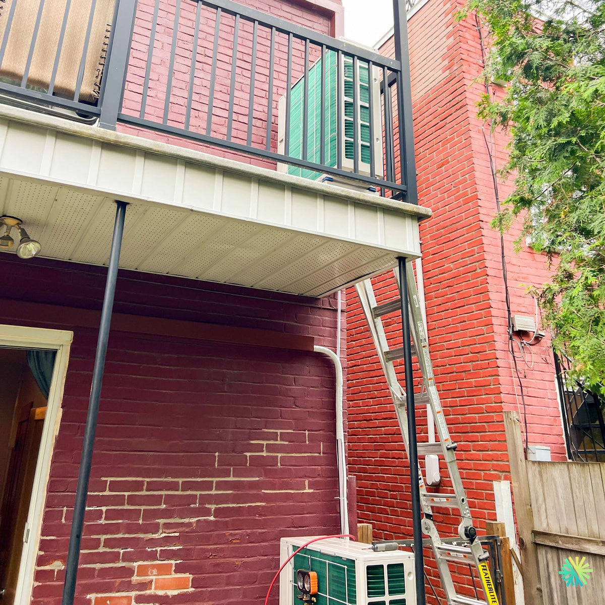 Installation of a Samsung WindFree™ MaxHeat wall-mounted heat pump on a rear balcony in Ville-Marie, Montreal