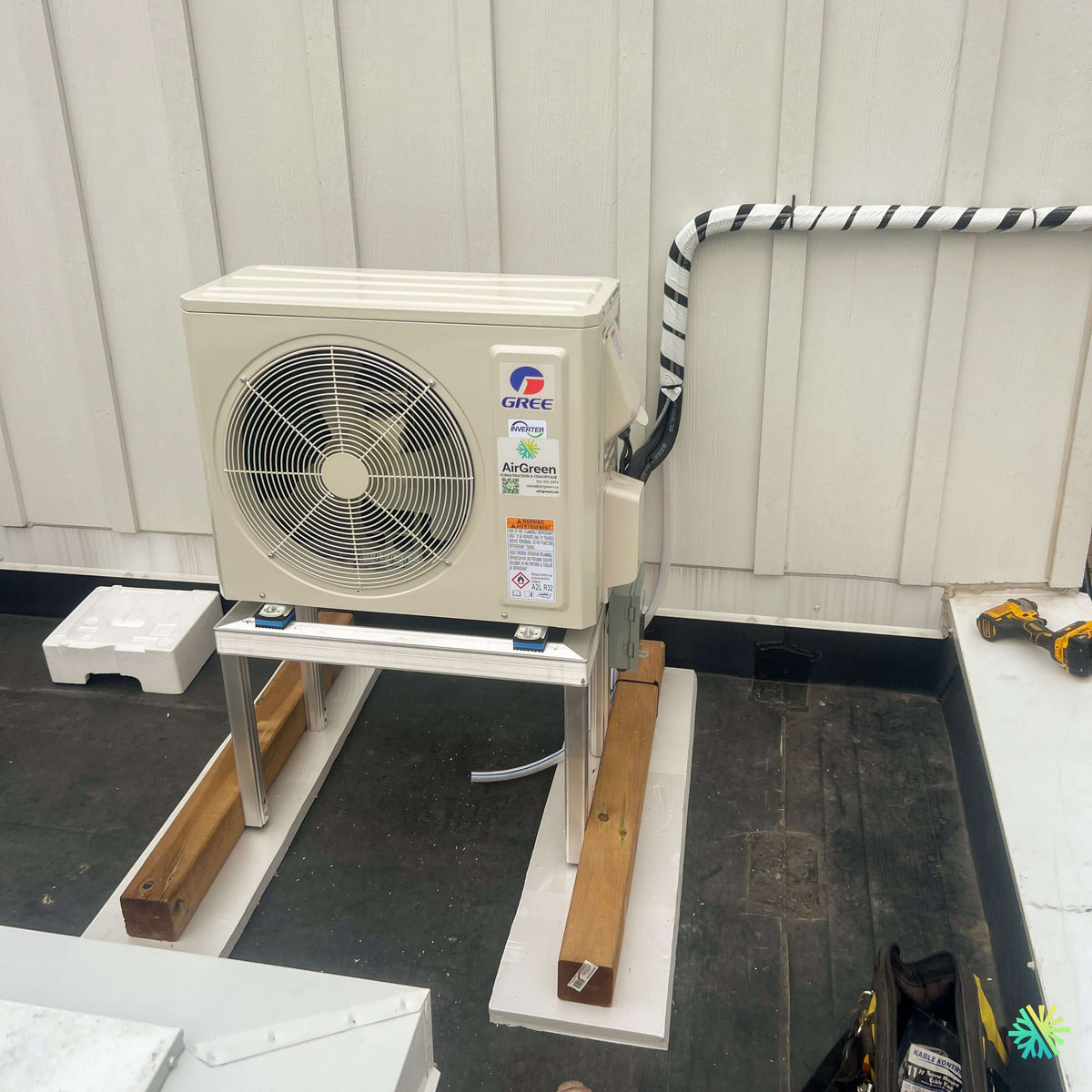 Installation d’une thermopompe murale GREE VITA R32 18 000 BTU sur support surélevé au Plateau-Mont-Royal à Montréal