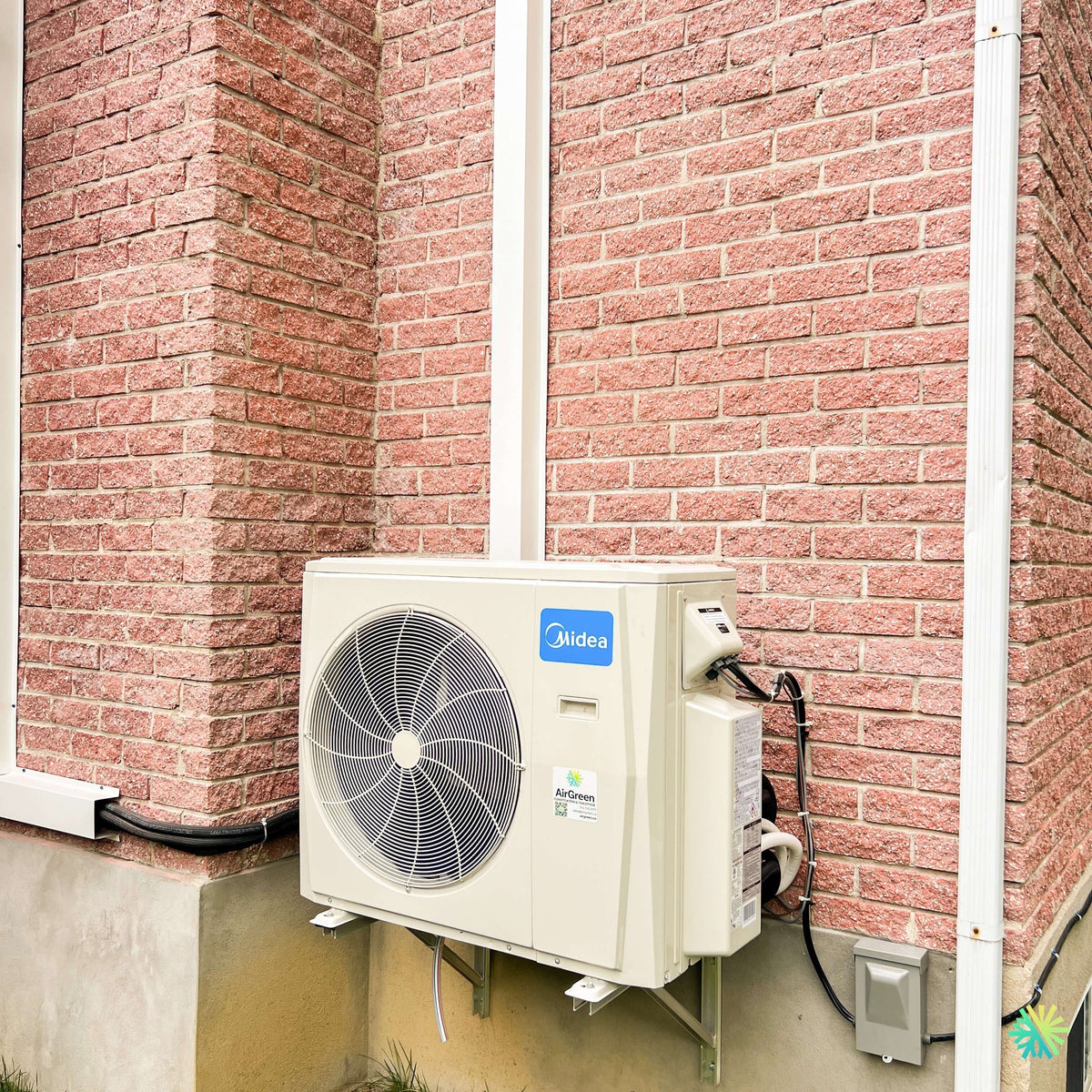 Installation d’une thermopompe double zone MIDEA 28 à Venise-en-Québec : système multizone sur supports muraux et finition extérieure soignée