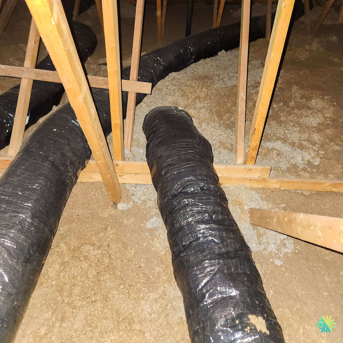 Installation d’une thermopompe gainable GREE All Match Slim Duct R32 à Vimont, Laval : un système CVAC discret avec conduits intégrés au grenier