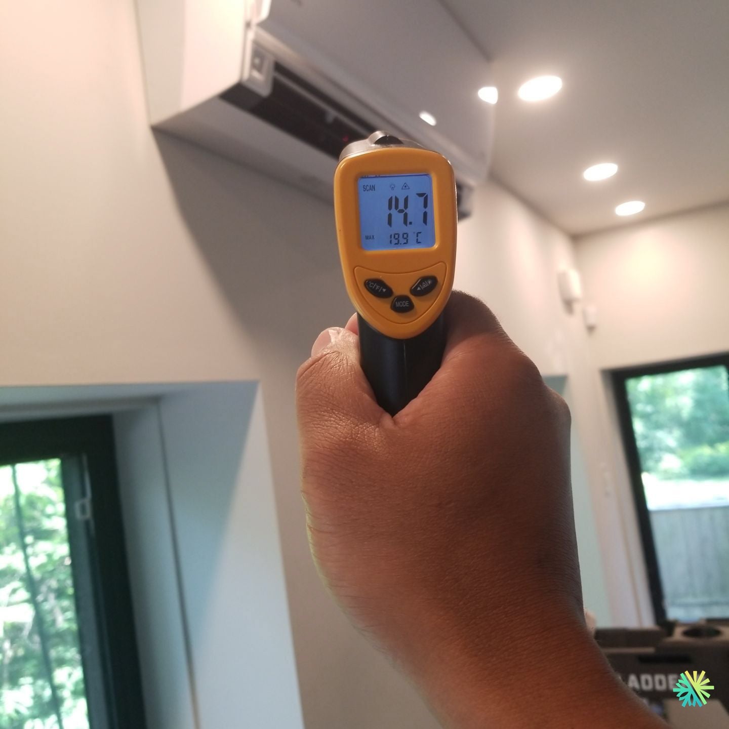 Appel de service pour une thermopompe murale Midea à Sainte-Thérèse