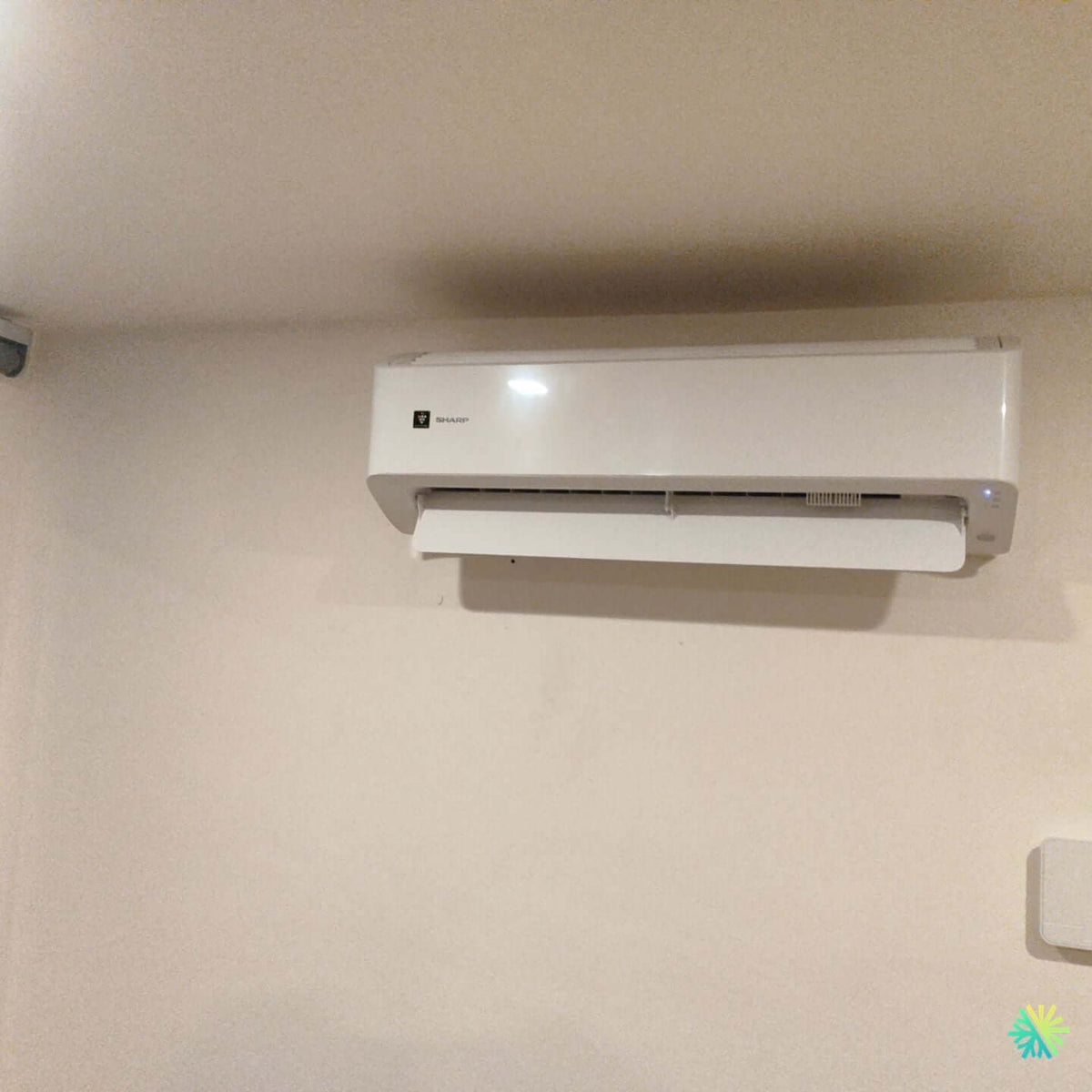 Installation of a Sharp ZU1 wall-mounted heat pump in Côte-des-Neiges
