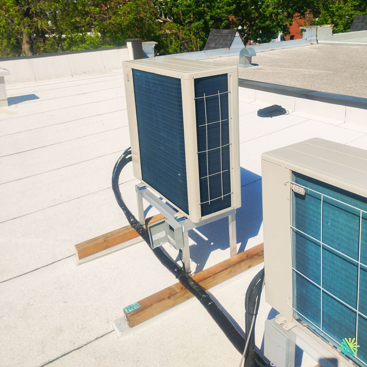 Installation d’une thermopompe multizone double zone Hitachi airHome Multi à Chomedey, Laval