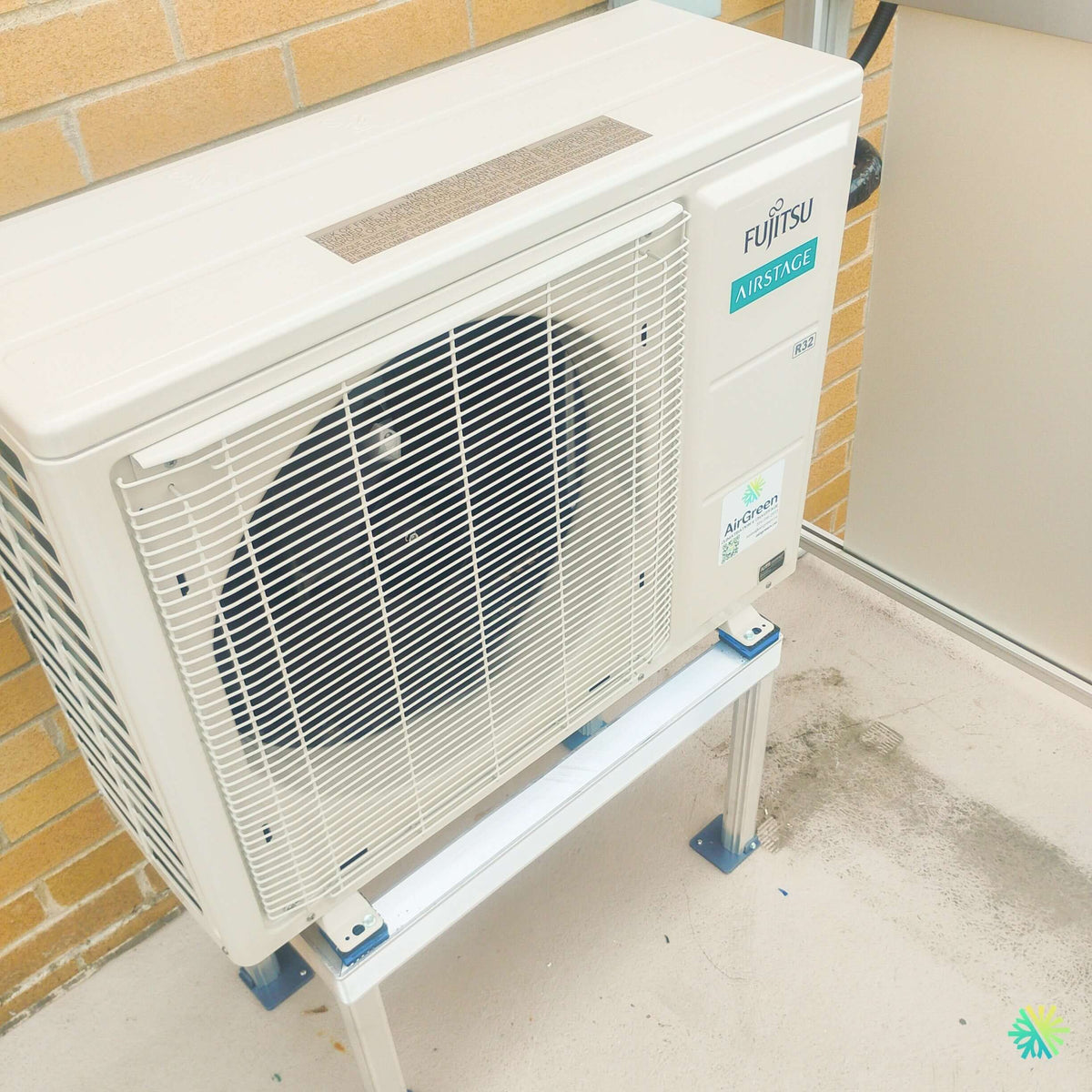 Installation d’une thermopompe murale Fujitsu AIRSTAGE Altair 500 à Beloeil : installation sur support surélevé pour une meilleure protection extérieure