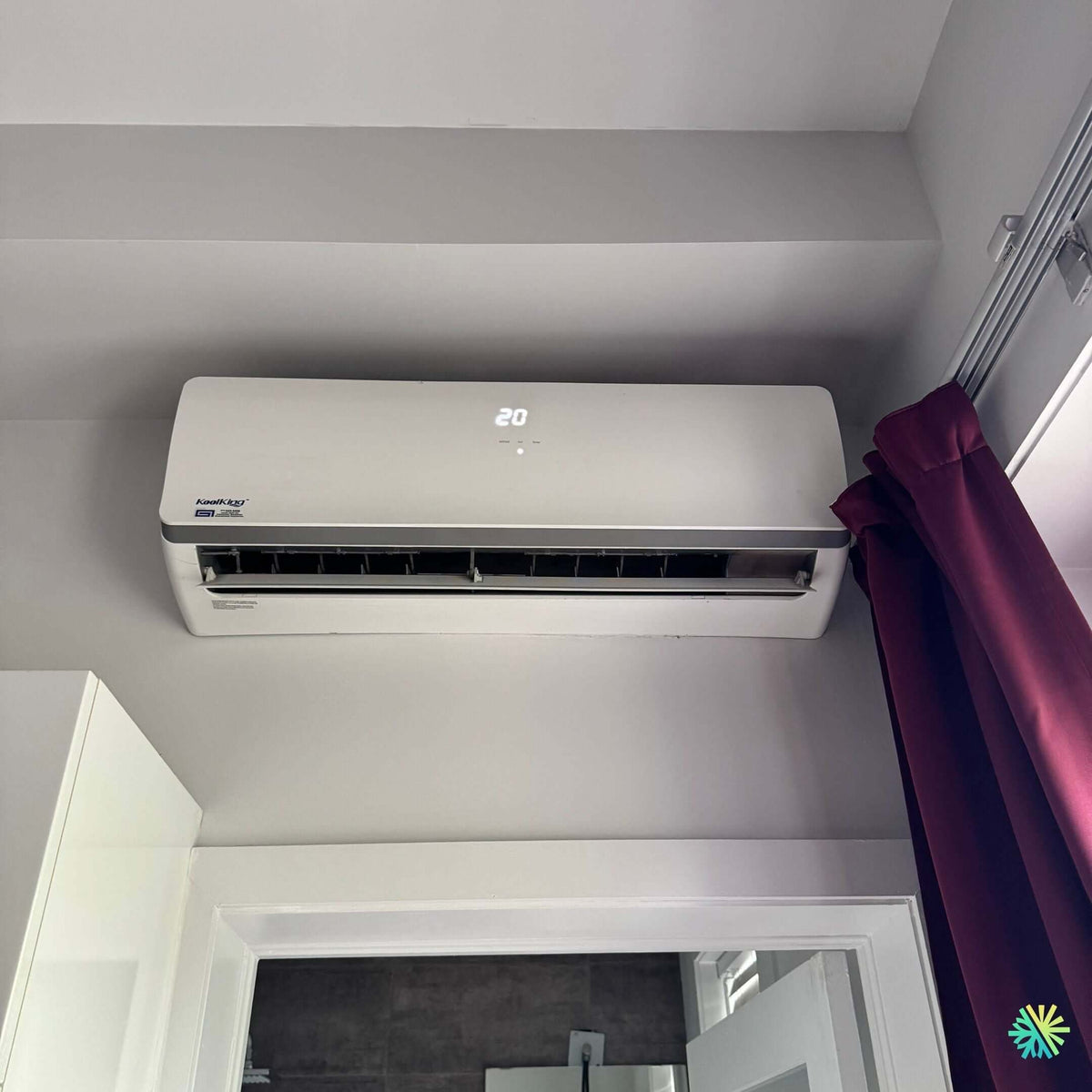 Installation of a KoolKing Thermo wall-mounted air conditioner in Saint-Léonard