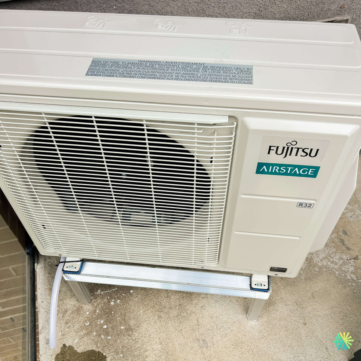 Installation d’une thermopompe murale Fujitsu AIRSTAGE Altair 500 à Hemmingford avec réfrigérant R-32 et support surélevé