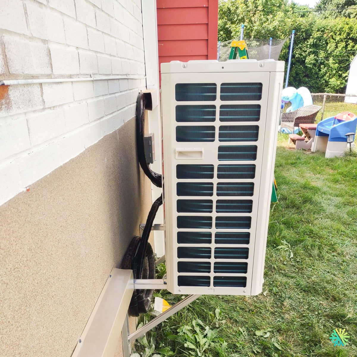 Installation of a GREE FREEMATCH R32 dual-zone wall-mounted heat pump (GWHD(24)ND6MO) in Napierville, in Les Jardins-de-Napierville