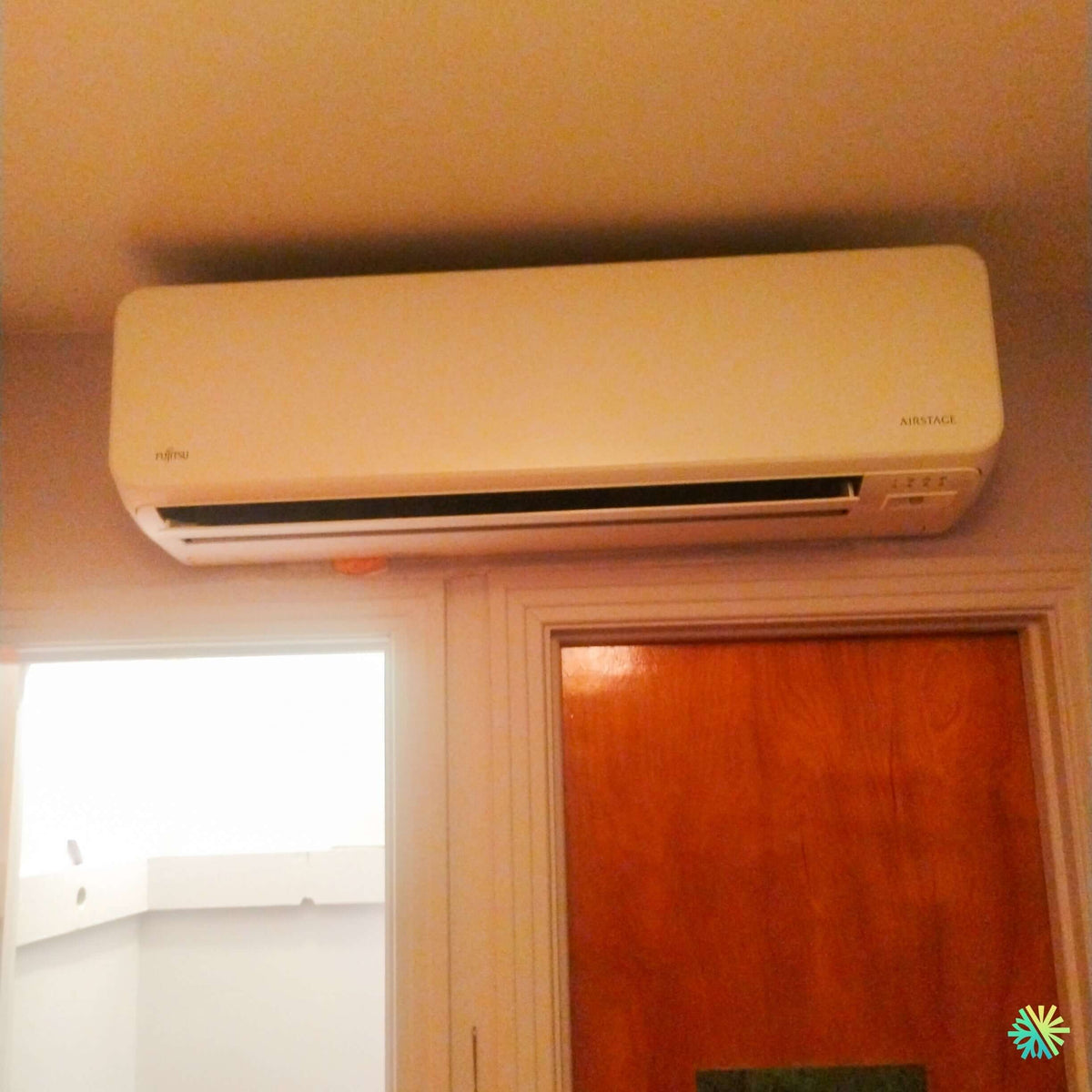 Installation of a Fujitsu AIRSTAGE Orion XLTH wall-mounted heat pump in Le Plateau-Mont-Royal, Montreal