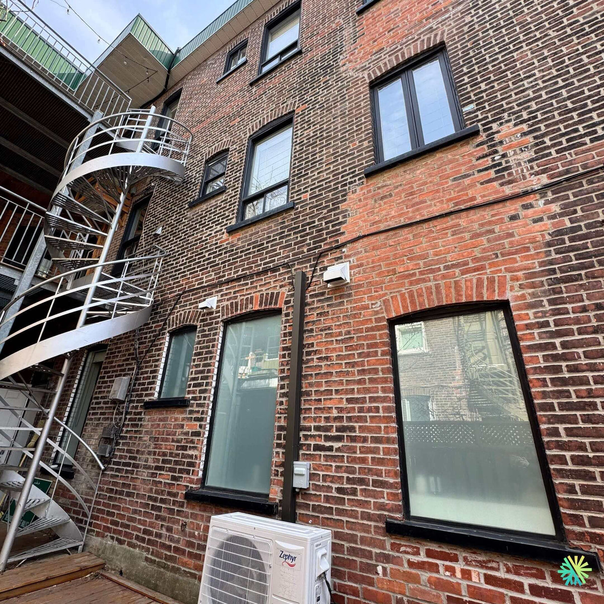 Installation of a Zephyr wall-mounted heat pump in Plateau-Mont-Royal
