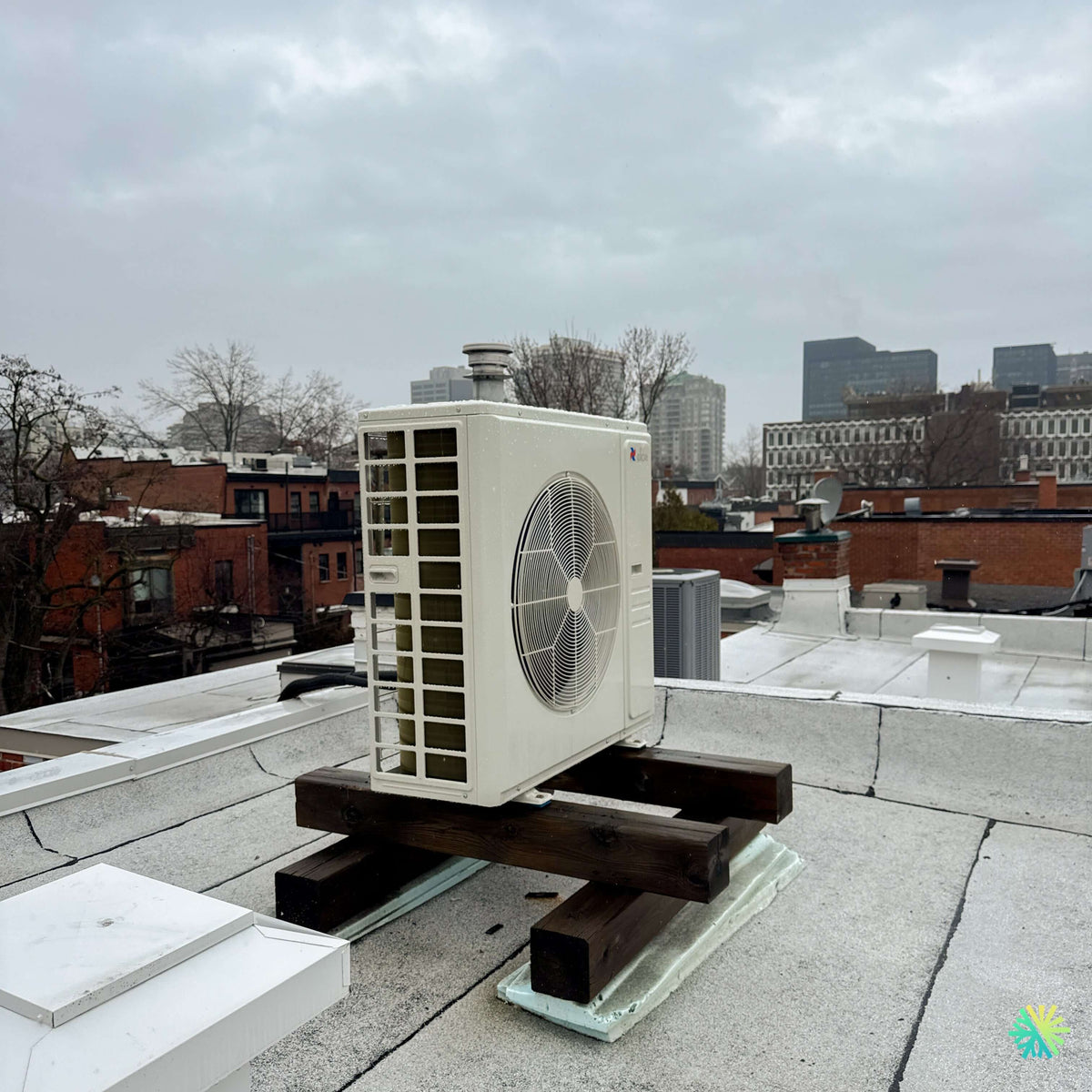Installation of an ELIOS R454B central heat pump on a flat roof in Lacolle