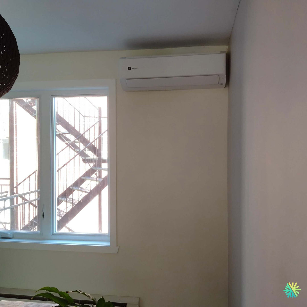 Installation of a Sharp wall-mounted heat pump in Plateau-Mont-Royal