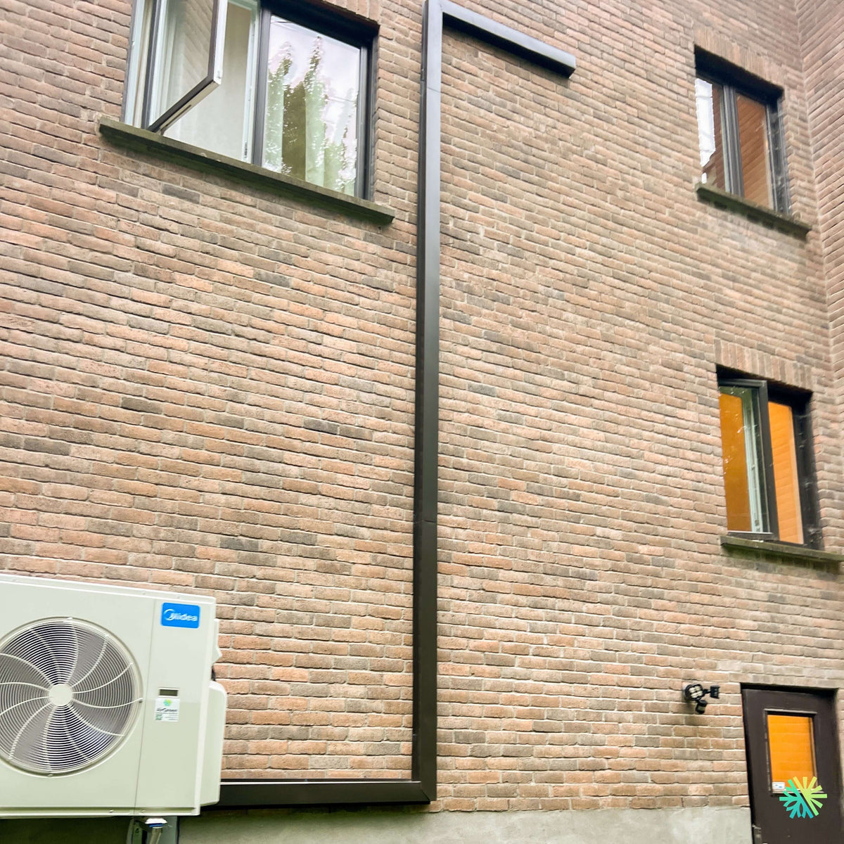 Installation of a MIDEA MIDEA28 27,000 BTU dual-zone heat pump in Saint-Jean-Baptiste, Montérégie