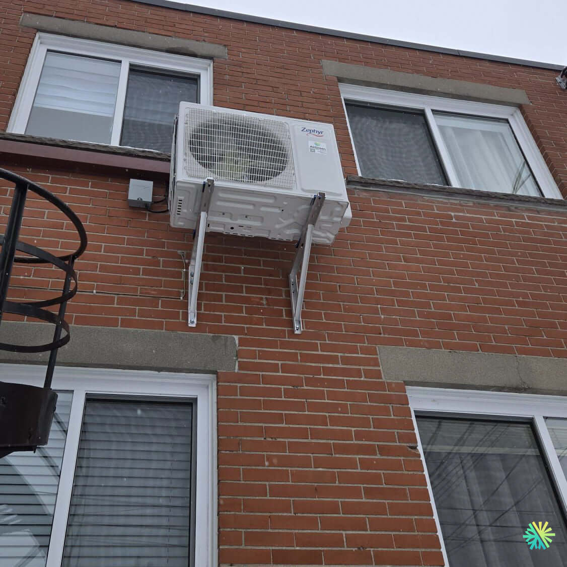 Installation of a Zephyr r454b wall-mounted heat pump in Rosemont–La Petite-Patrie