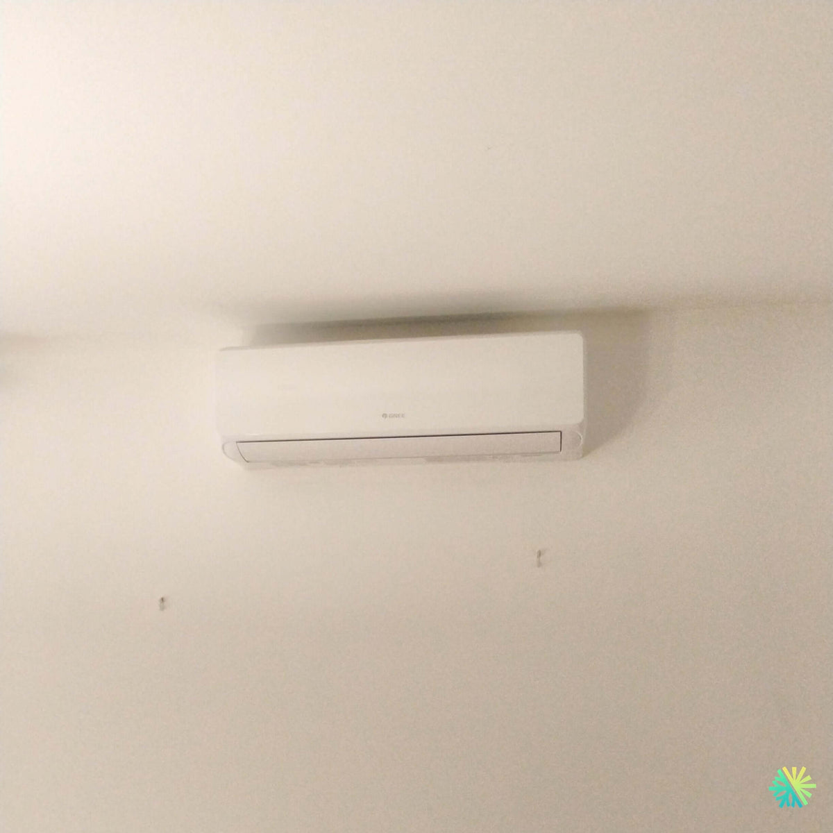 Installation d’une thermopompe murale GREE VITA R32 mini split à Charlemagne sur la Rive Nord de Montréal par AirGreen