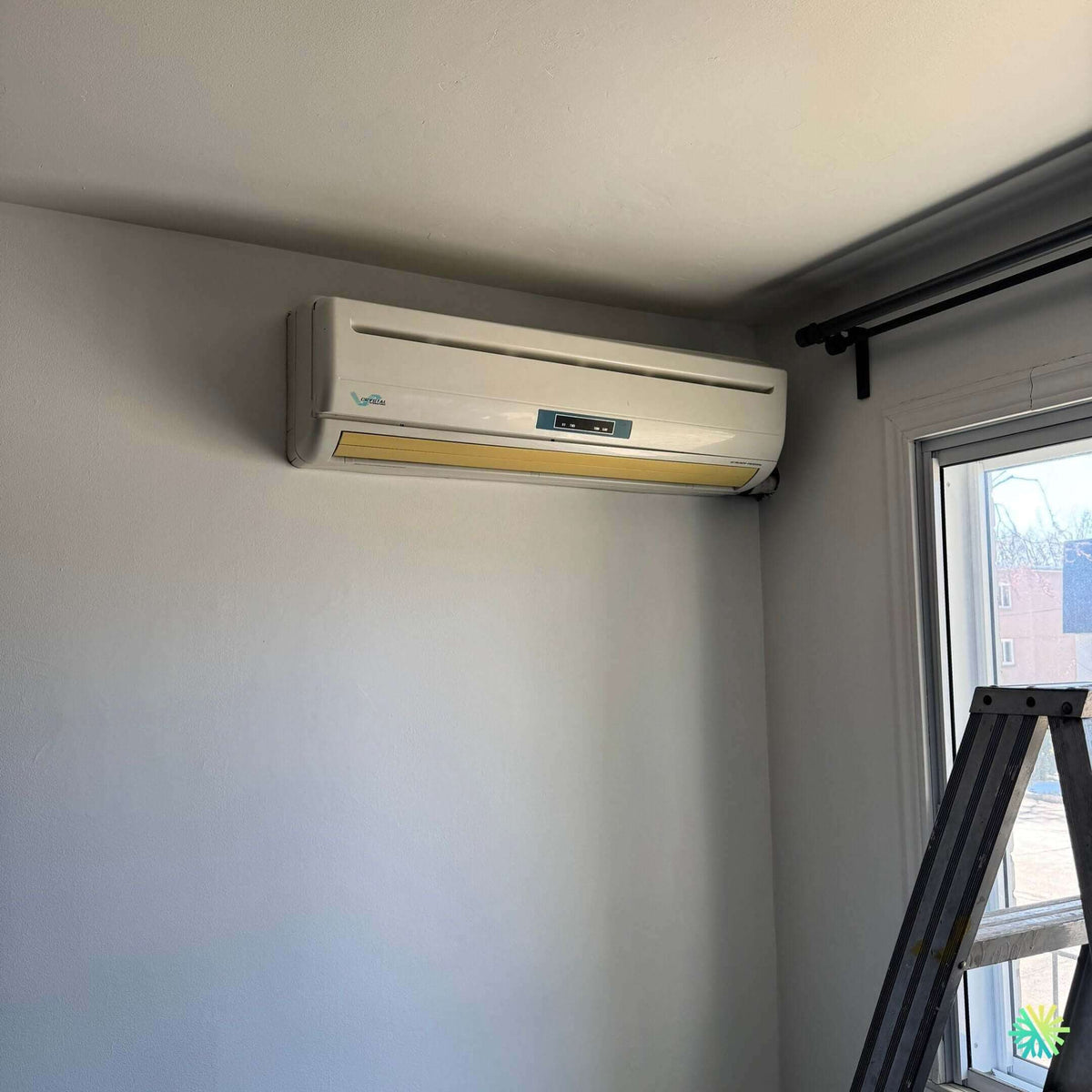Installation of a Venstar wall-mounted air conditioner in Saint-Laurent