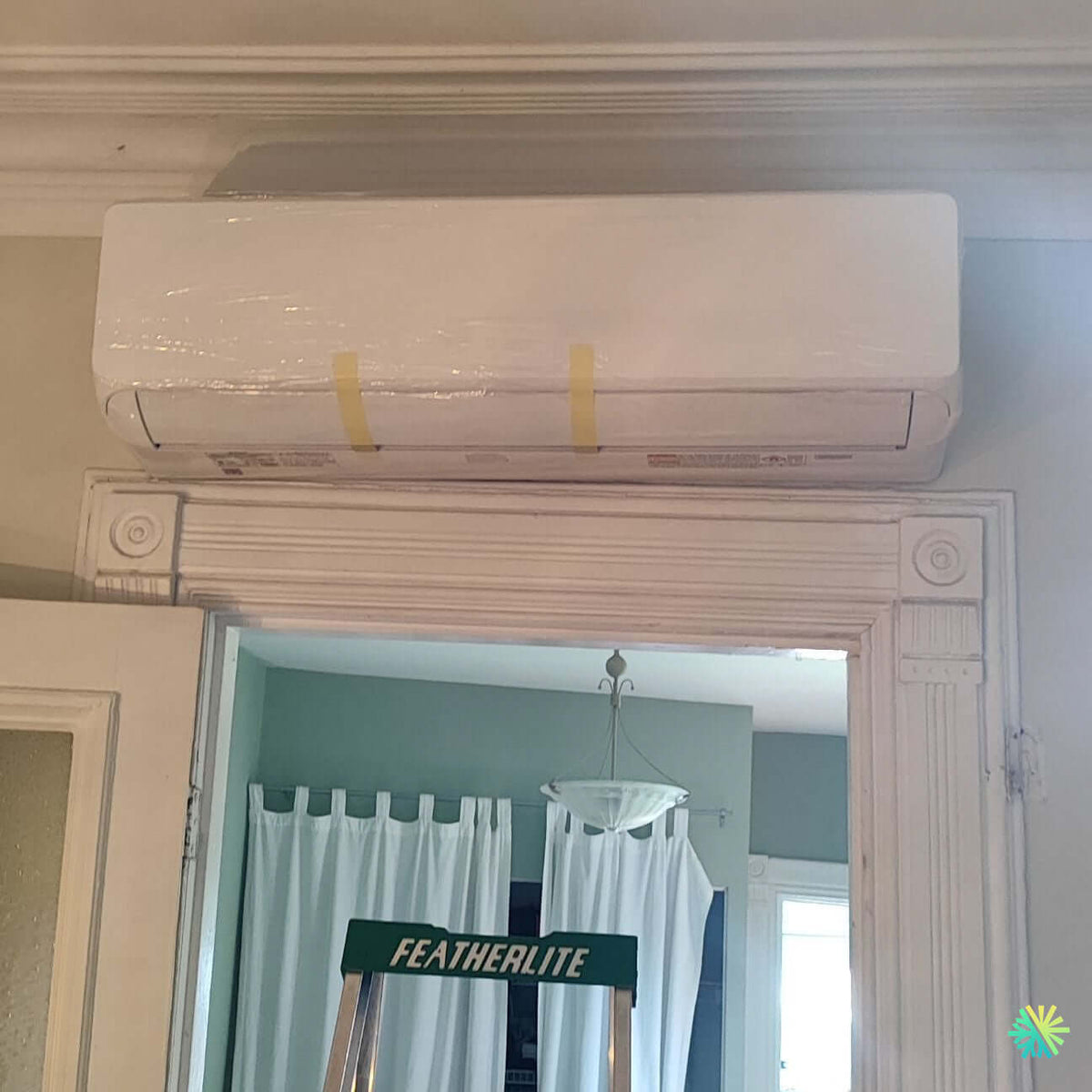 Installation of a Midea wall-mounted heat pump in an apartment in Plateau-Mont-Royal