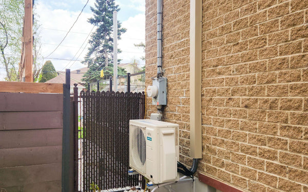 Orion XLTH+ in Noyan, on wall brackets in a narrow side yard