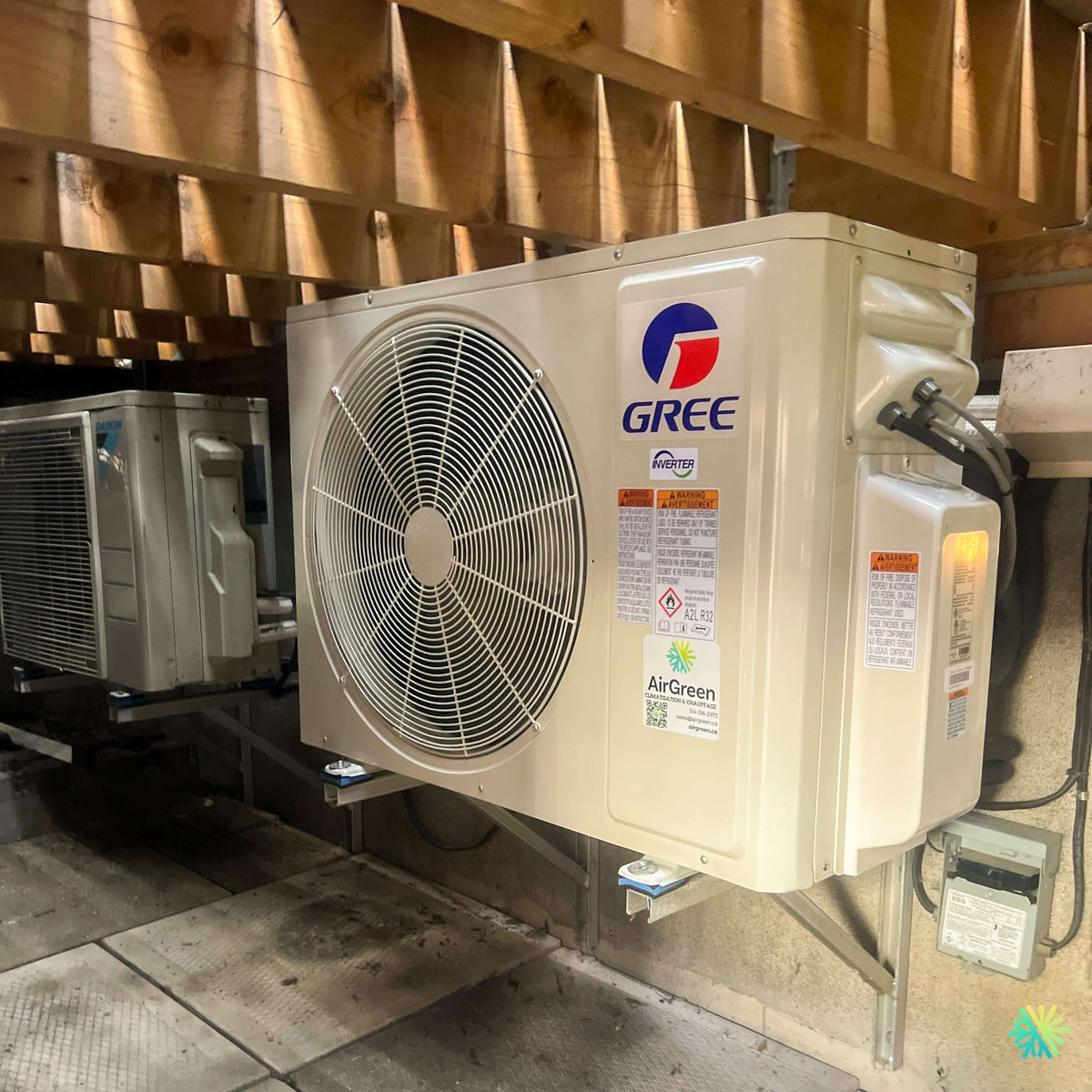 Installation of a GREE CROSSOVER R32 Wall-Mounted Heat Pump in Ahuntsic-Cartierville, Montreal: A High-Performance Mini-Split Installed Under a Wooden Structure with Professional AirGreen Finishing