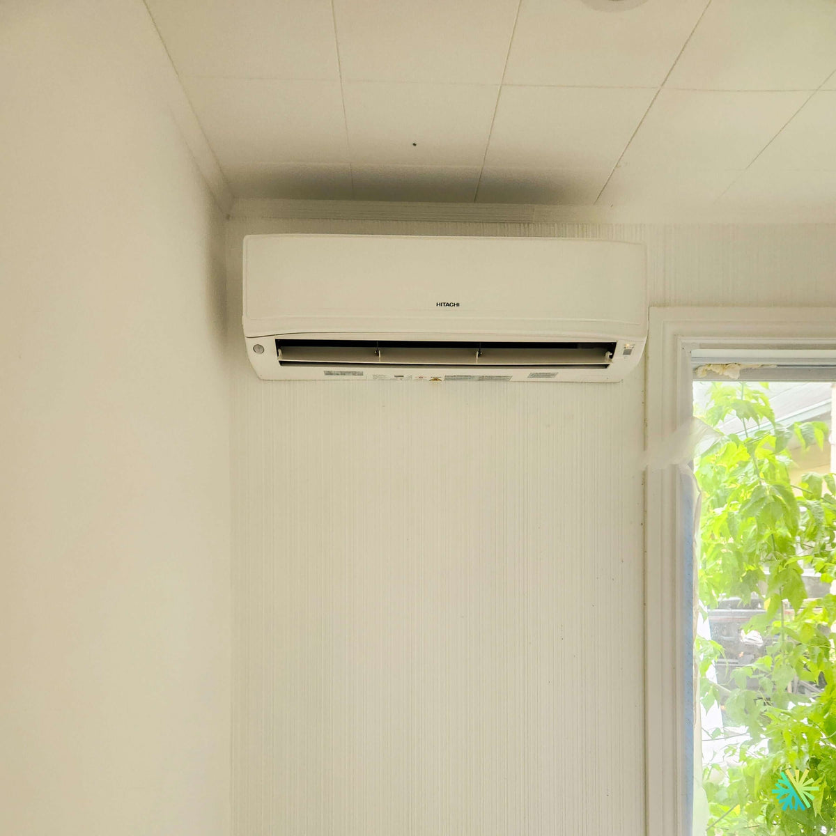 Installation d’une thermopompe murale Hitachi airHome 600 à Sainte-Catherine, sur la Rive-Sud de Montréal