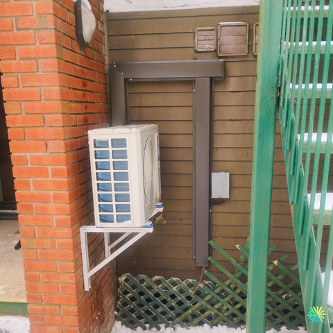 Installation d’une thermopompe murale GREE CROSSOVER R32 à Baie-D’Urfé : une solution mini split installée avec précision sur support mural extérieur en hiver