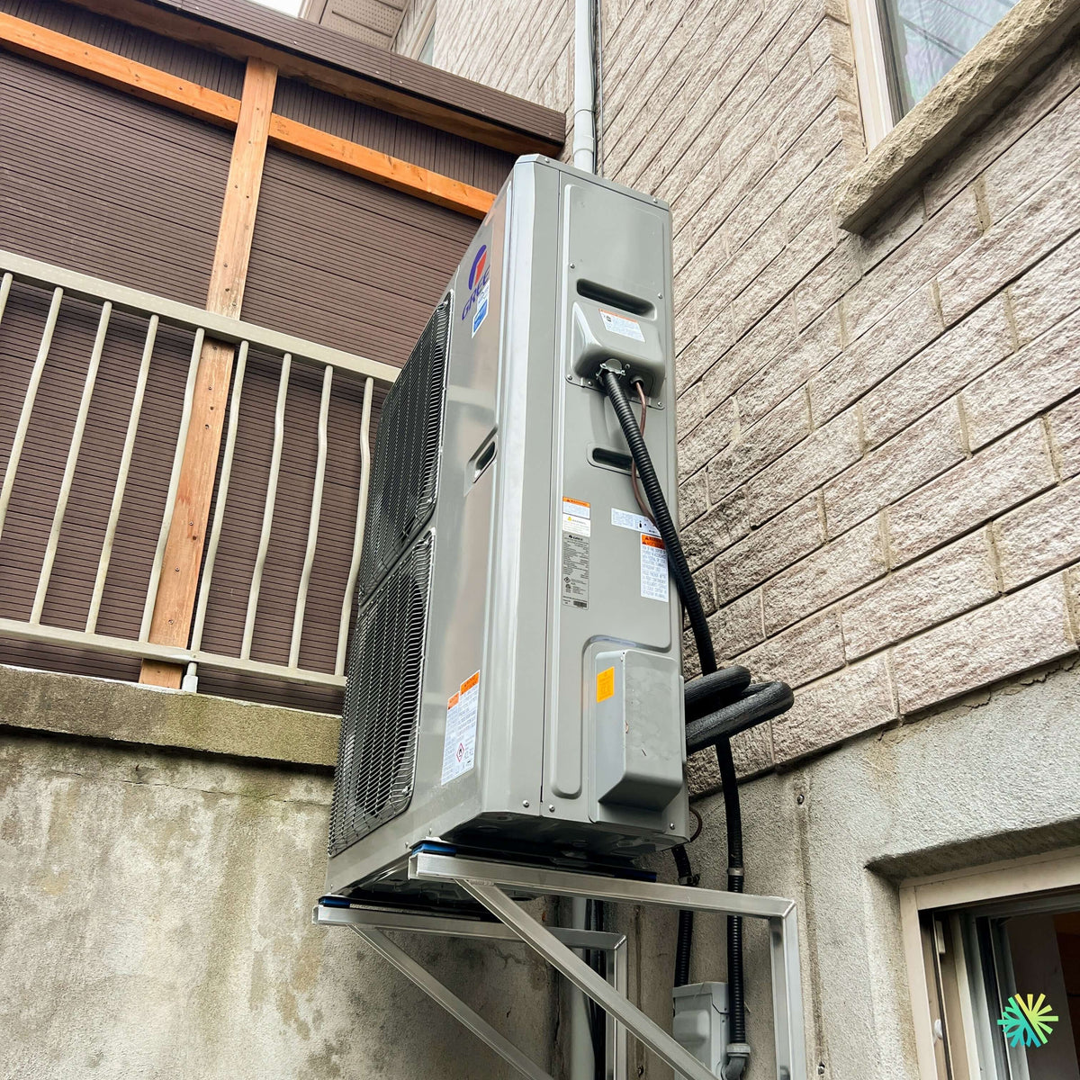Installation d'une thermopompe centrale GREE UNIX R32 sur support mural en hauteur à Sainte-Hélène-de-Bagot, MRC des Maskoutains