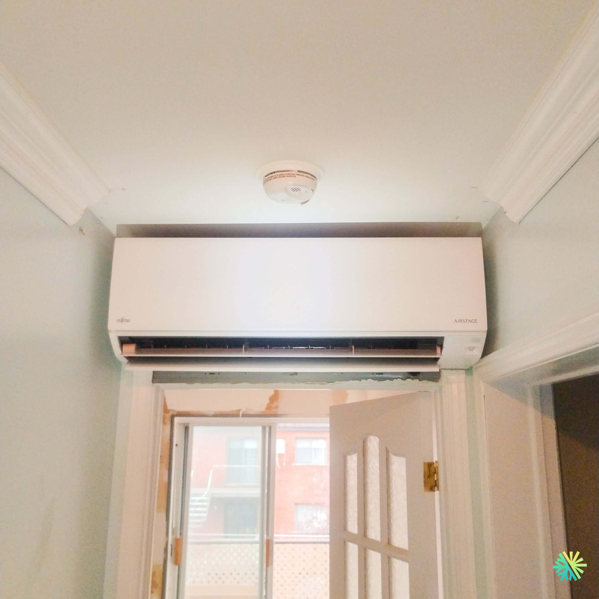 Installation d’une thermopompe murale FUJITSU AIRSTAGE ORION XLTH+ à McMasterville : intégration au-dessus d’une porte dans un espace résidentiel en rénovation