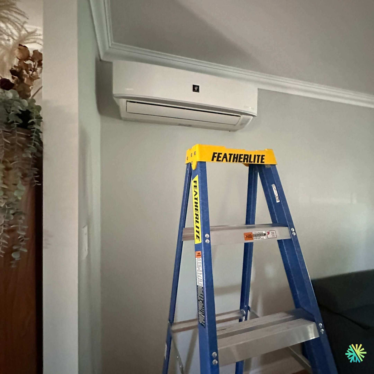 Installation of a Sharp (ZU1 range) wall-mounted heat pump in Côte-des-Neiges–Notre-Dame-de-Grâce