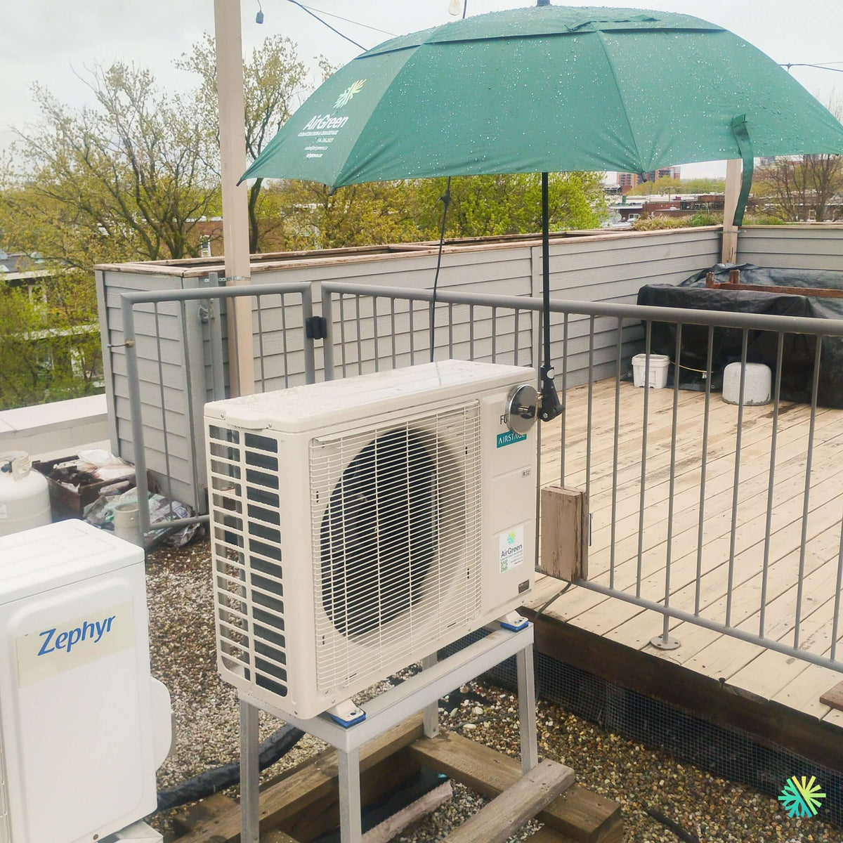Installation d’une thermopompe murale FUJITSU ORION XLTH+ à Saint-Jean-Baptiste : unité extérieure surélevée près d’une terrasse et chauffage jusqu’à -30 °C