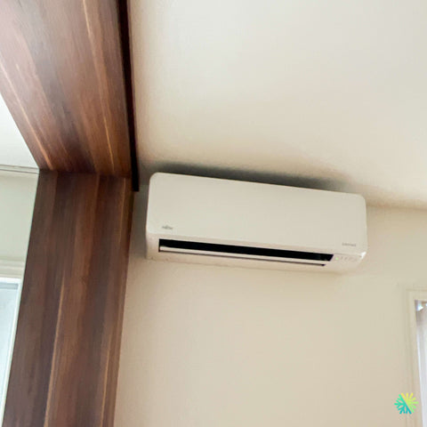 Installation of a Fujitsu AIRSTAGE Altair 500 wall-mounted heat pump in Saint-Basile-le-Grand: discreet integration into a thoughtfully designed interior
