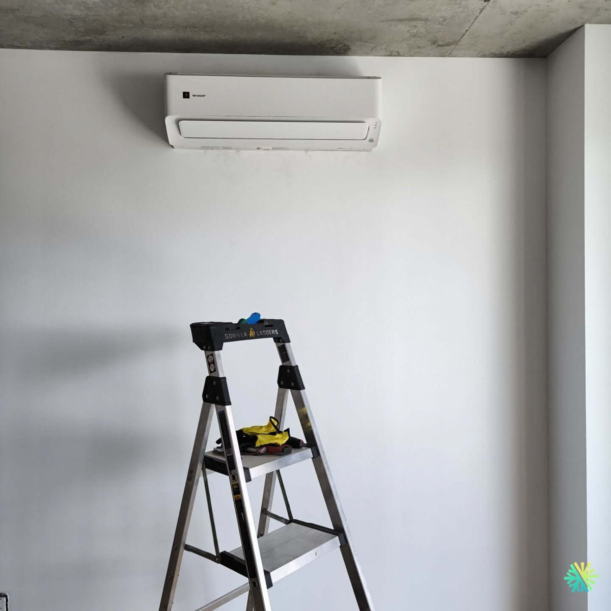 Installation of a Sharp ZU1 series wall-mounted heat pump in the Southwest (Montreal)