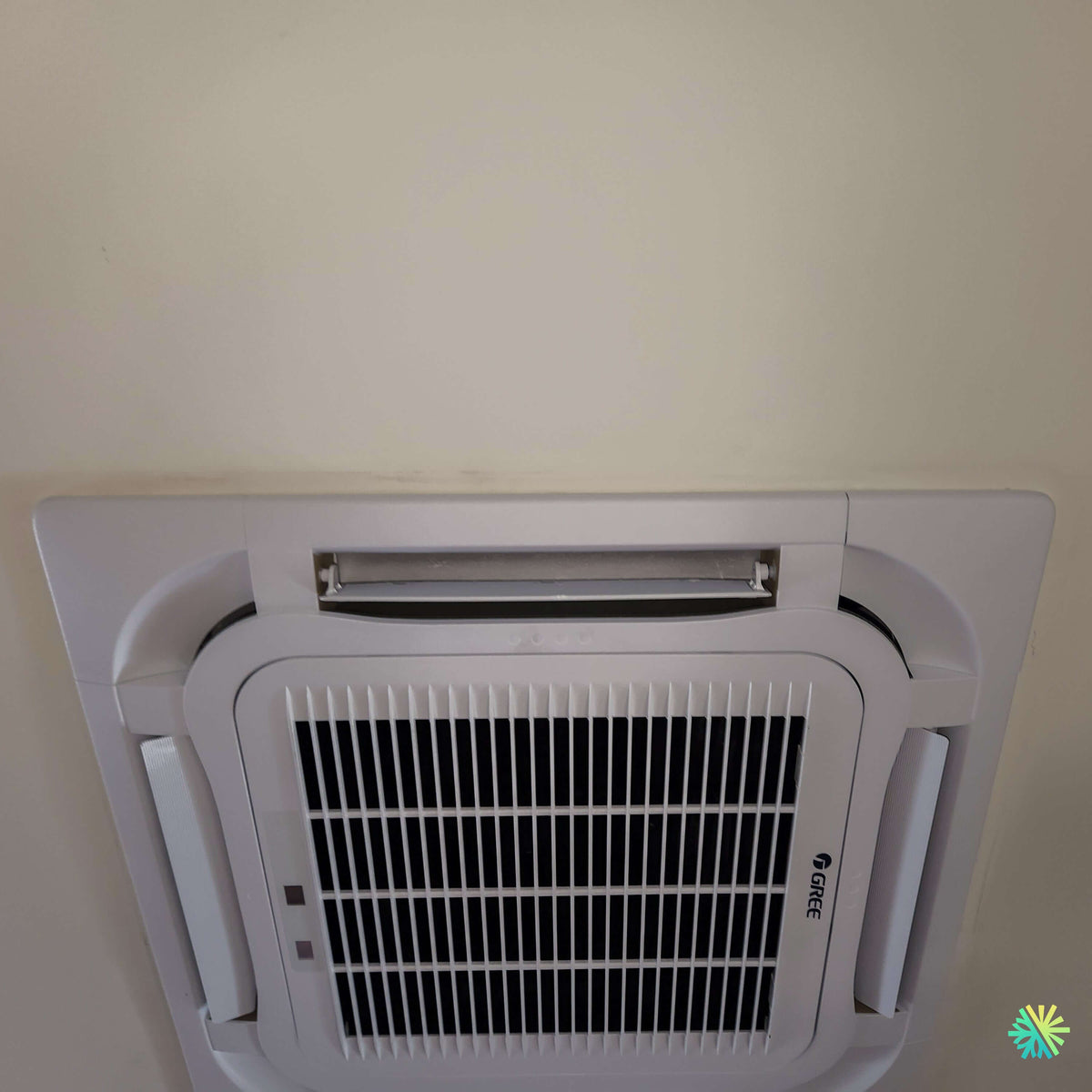 Installation d’une thermopompe GREE Cassette de plafond à Laval-Ouest