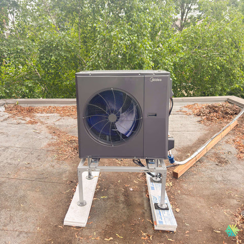 Installation of a MIDEA EVOX G3 central heat pump on a flat roof in Saint-Anicet, Montérégie