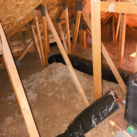 Installation d’une thermopompe gainable GREE All Match Slim Duct R32 à Fabreville, Laval : système Slim Duct intégré au grenier avec conduits gainables isolés