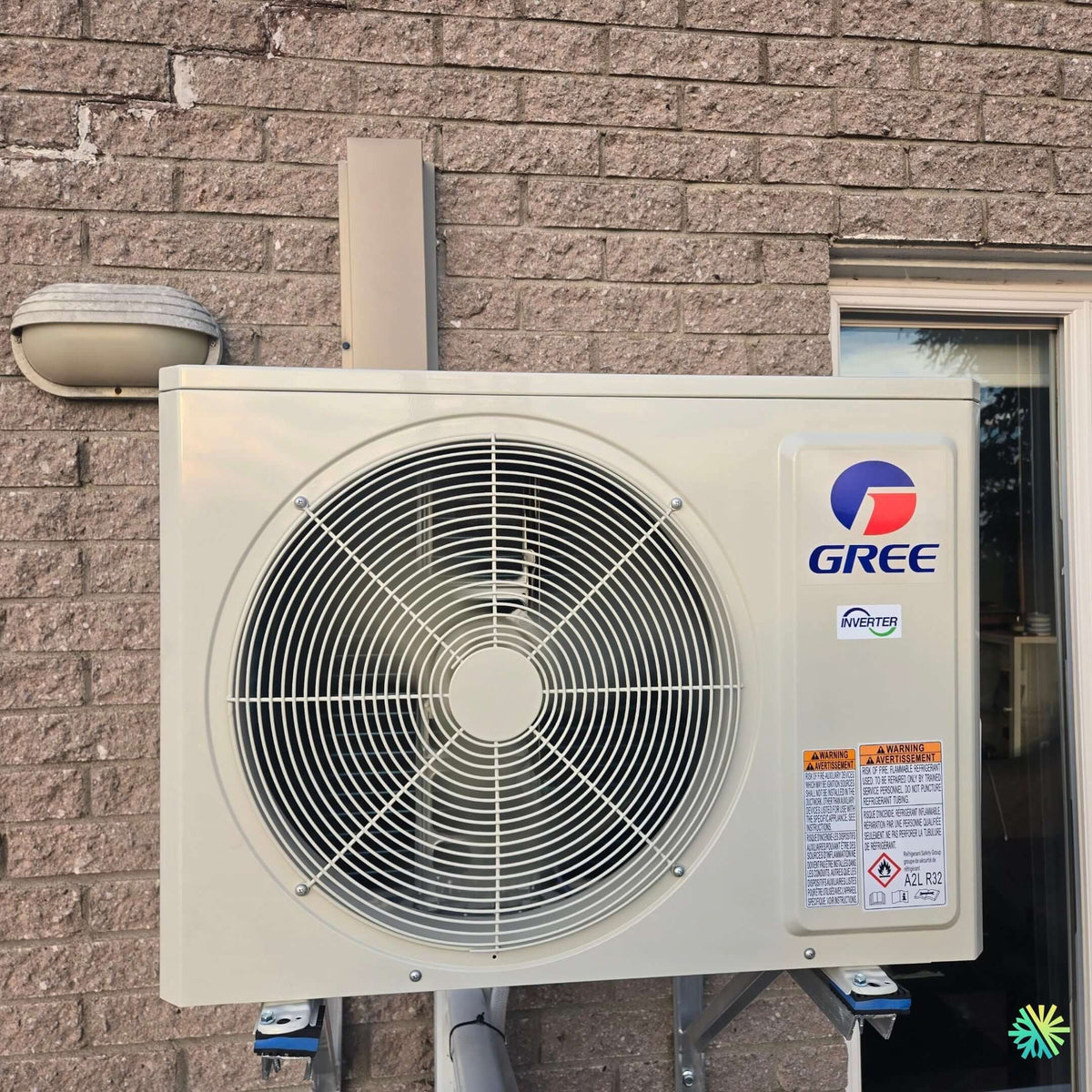 Installation of a Gree R32 wall-mounted heat pump in Chomedey