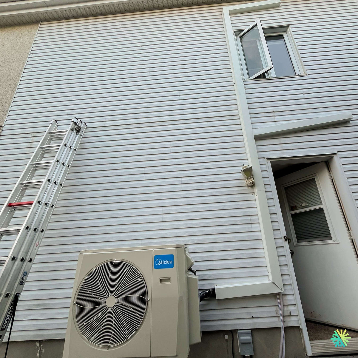 Installation d’une thermopompe double zone MIDEA MIDEA 28 à McMasterville, sur la Rive-Sud de Montréal