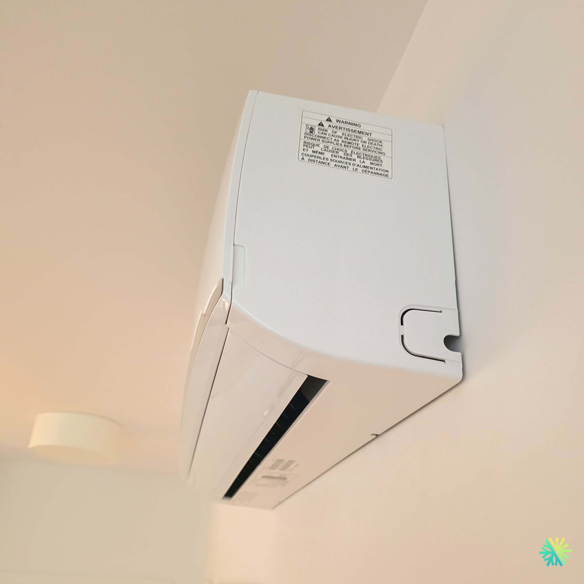 Installation d’une thermopompe murale Hitachi airHome 400 dans un condo de Ville-Marie, Montréal