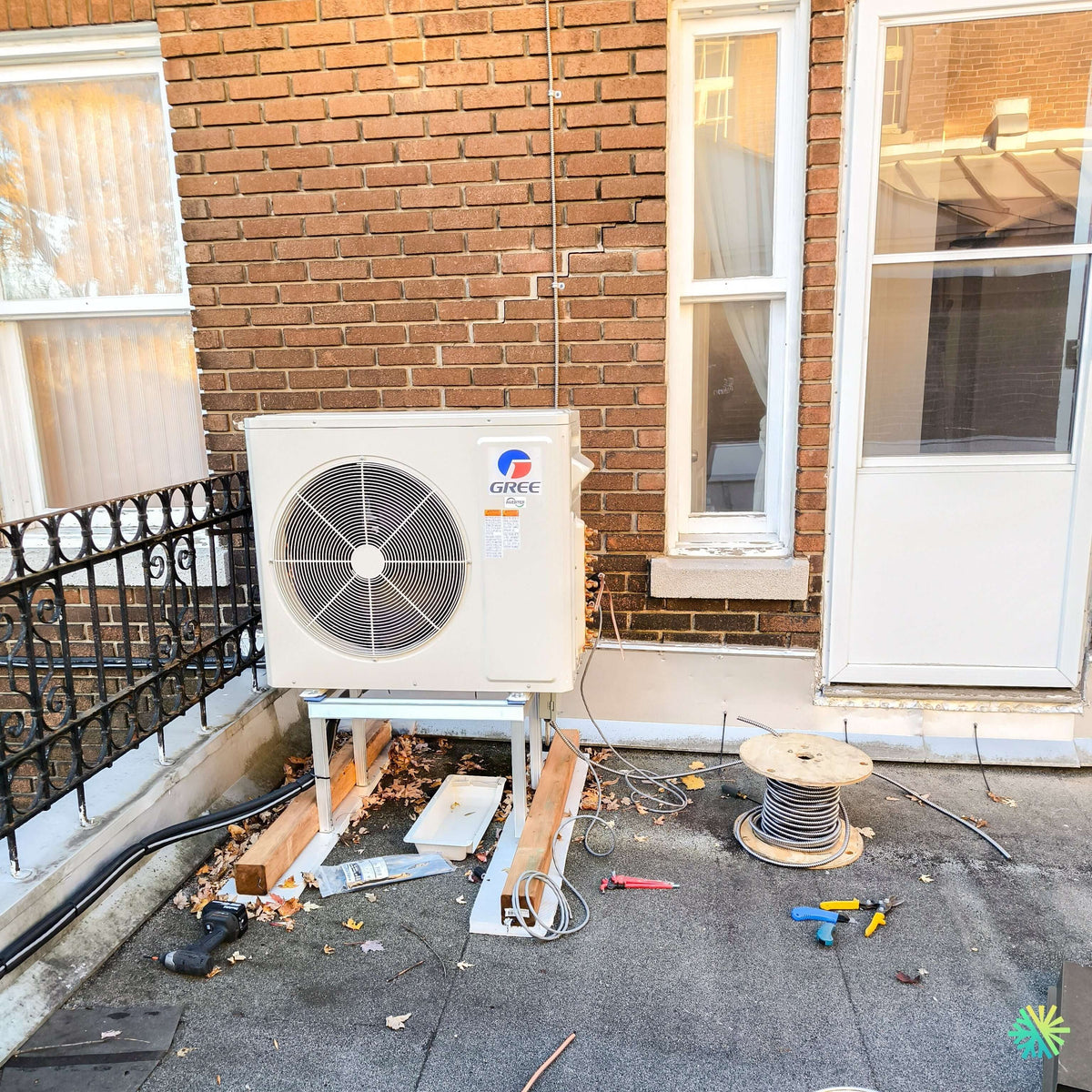 Installation of a GREE FREE MATCH R32 Dual-Zone Heat Pump in Saint-Léonard: a 2-zone solution with an outdoor unit on a raised stand