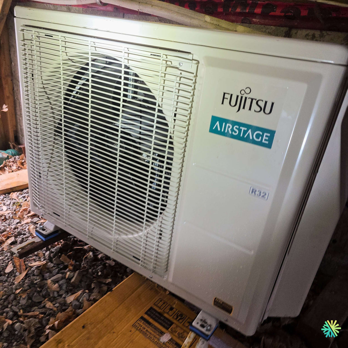 Installation d’une thermopompe murale Fujitsu AIRSTAGE Altair 500 à Saint-Denis-sur-Richelieu : une intégration CVAC précise dans un espace extérieur contraint