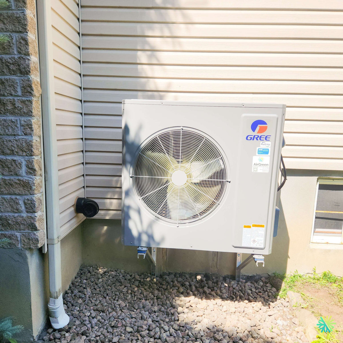 Installation d'une thermopompe centrale GREE FLEXX R32 ULTRA (par Dettson) dans un coin rentrant à Sainte-Victoire-de-Sorel, MRC de Pierre-De Saurel