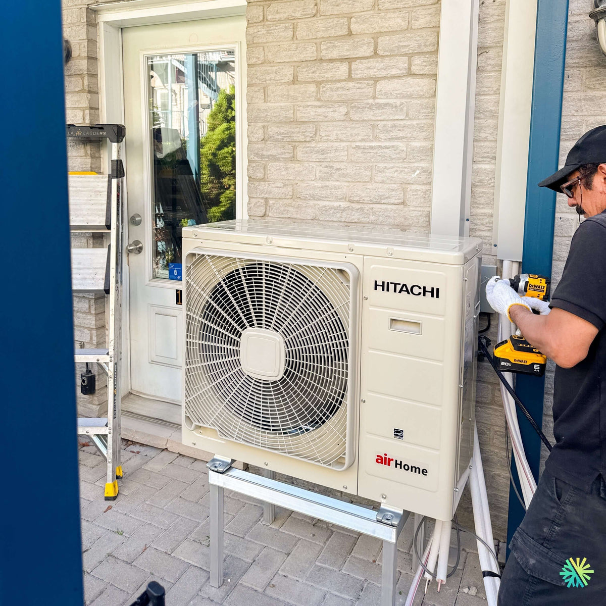 Installation d’une thermopompe murale Hitachi airHome 400 sur support surélevé à Sainte-Anne-de-Bellevue