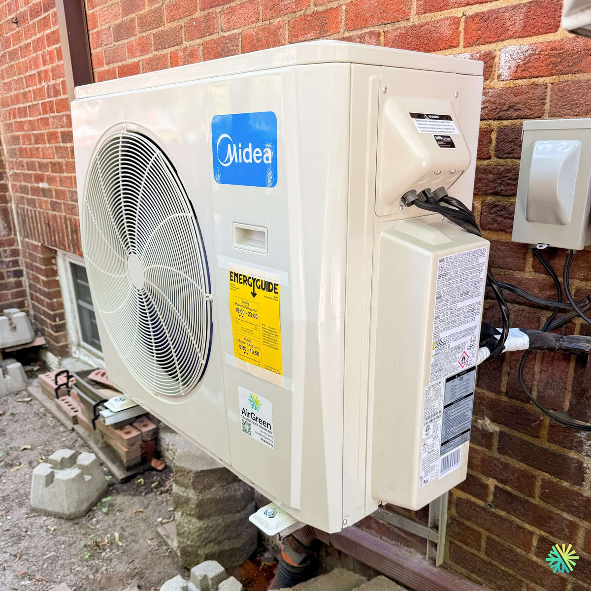 Installation d’une thermopompe triple zone MIDEA 28 de MIDEA à Saint-Paul-d’Abbotsford, en Montérégie